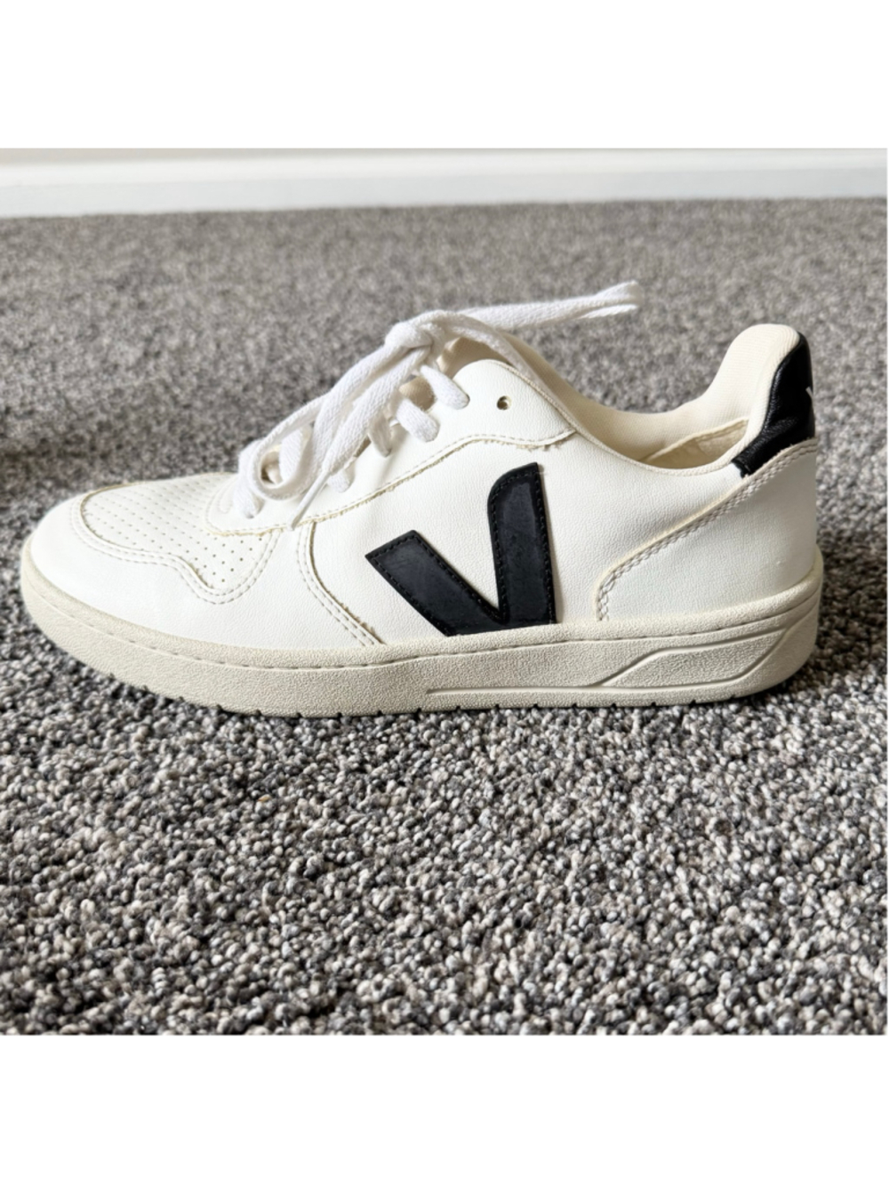 Men's Veja V-10 Sneakers in White and Black Size 8